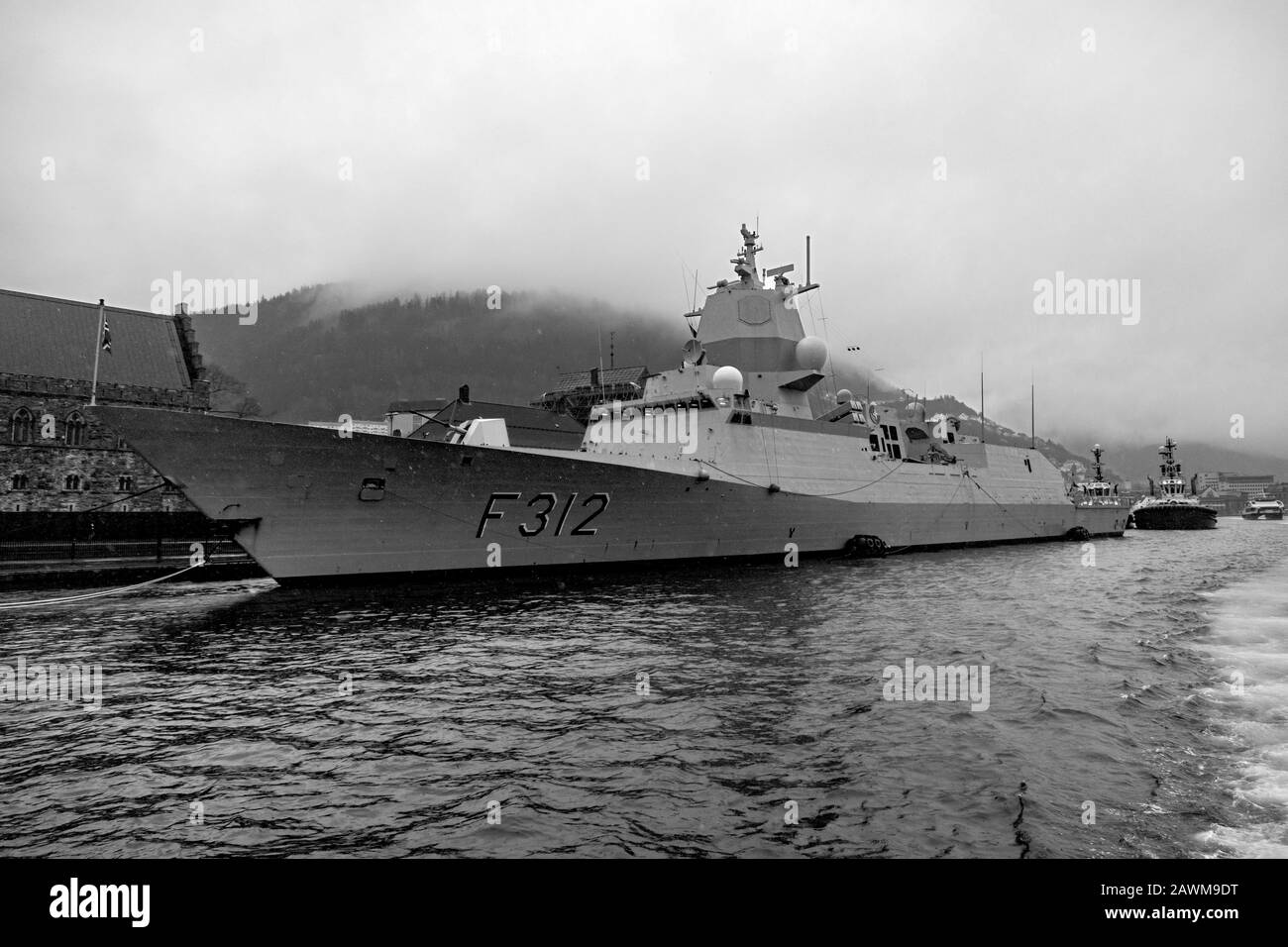 Fregatte F312 KNM Otto Sverdrup der norwegischen Fridtjof-Nansen-Klasse am Festningskaien Kai im Hafen von Bergen, Norwegen. Ein dunkler, regnerischer und nebeliger Winter d Stockfoto