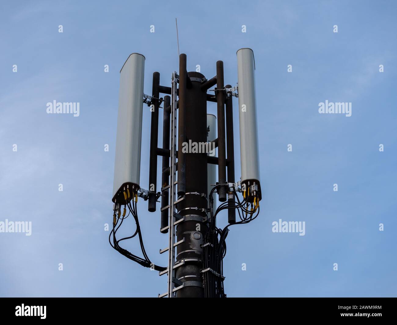 Telekommunikationsturm von 4G und 5G-Mobilfunkgeräten. Basisstation oder Base Transceiver Station. Funk-Antennen-Sender Stockfoto