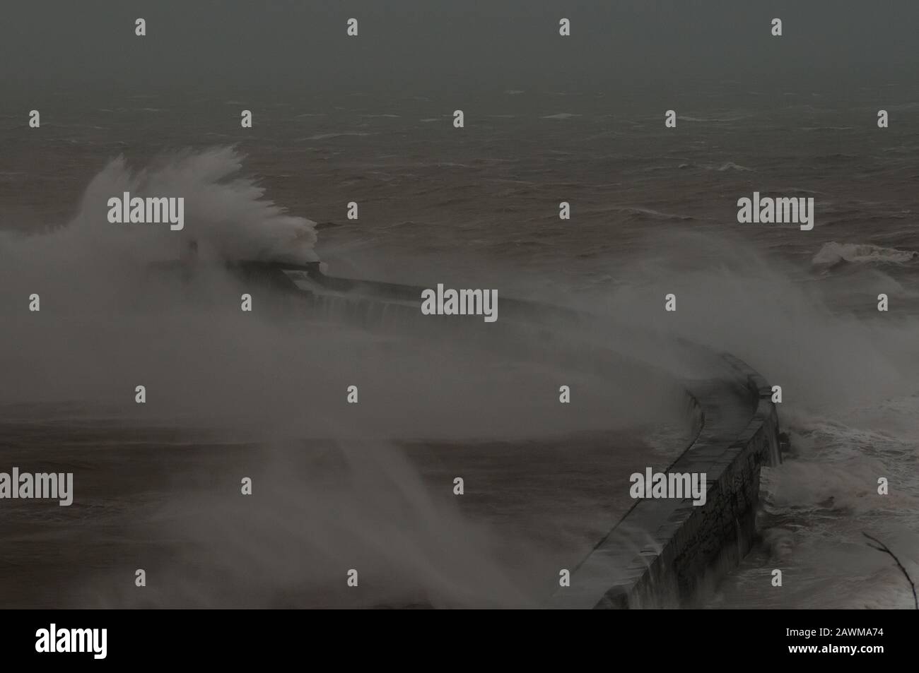 Newhaven, East Sussex, Großbritannien. Februar 2020. Der Zorn des Sturms Ciara erreicht den Ärmelkanal. Wellen & sintflutartige Regenfälle schlagen den Westarm und Leuchtturm, der durch Wind angetrieben wird, der sich 80 mph nähert. Credit: David Burr/Alamy Live News Stockfoto