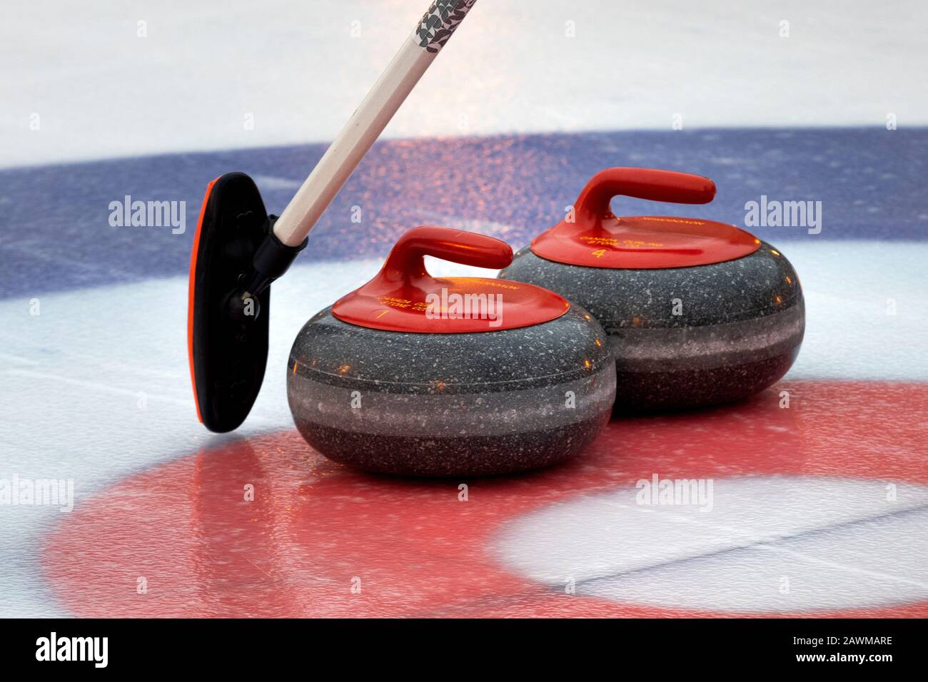 Ein roter Eisstein in der Nähe eines Zentrums eines Hauses Stockfoto