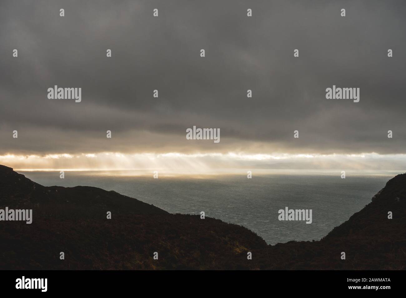 Blick vom Mull of Kintyre nach Nordirland und zur Rathlin-Insel bei dramatischen Wetterbedingungen im Winter, Schottland, Großbritannien Stockfoto