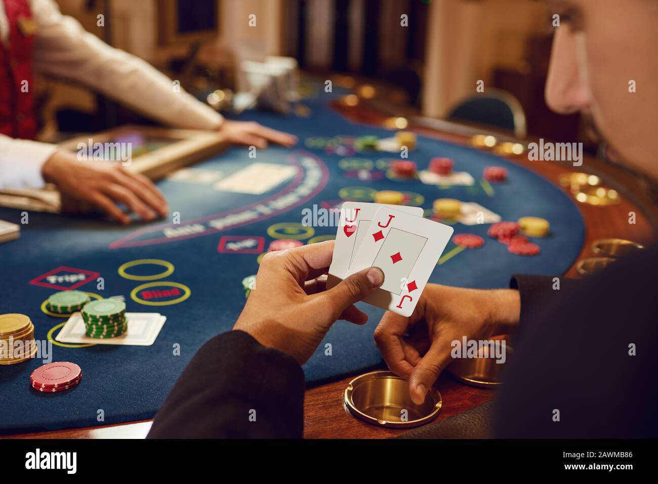 Close-up Hände eines Poker Spieler Kontrolle Karten in einem Casino. Stockfoto