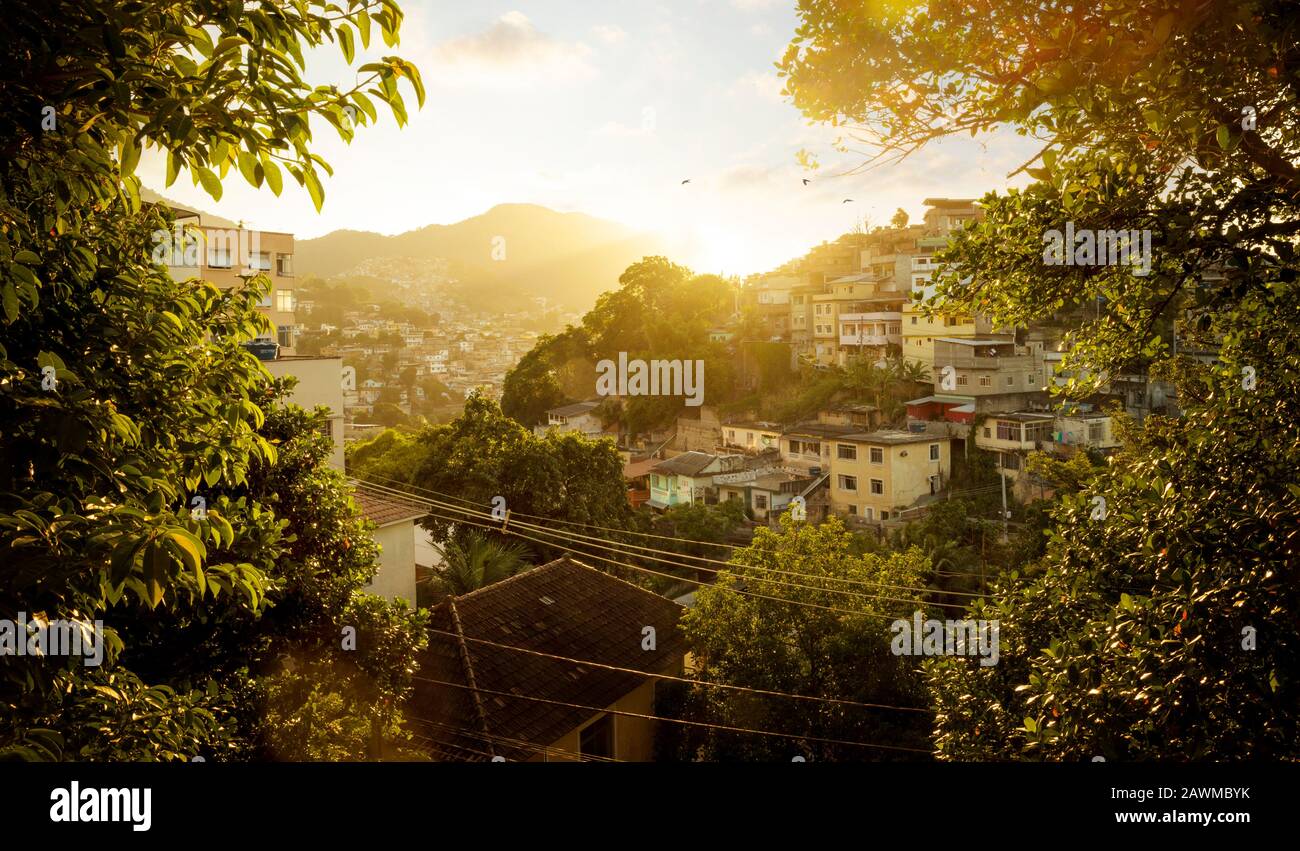 Favela bei Sonnenuntergang in Rio de Janeiro, Brasilien Stockfoto