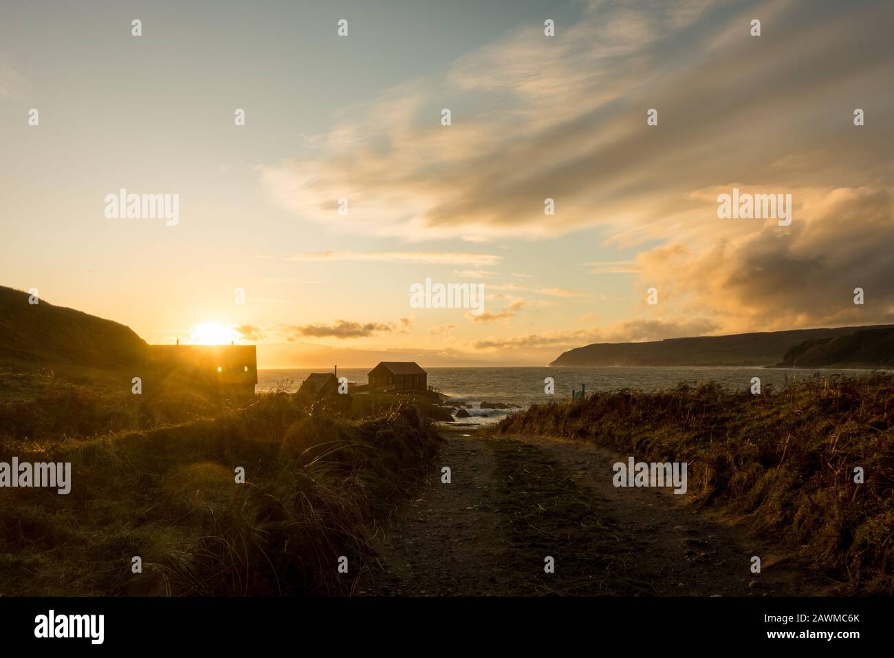 Das Bootshaus an der Dunaverty Bay mit Blick hinter den Mull of Kintyre bei Sonnenuntergang, Schottland Stockfoto