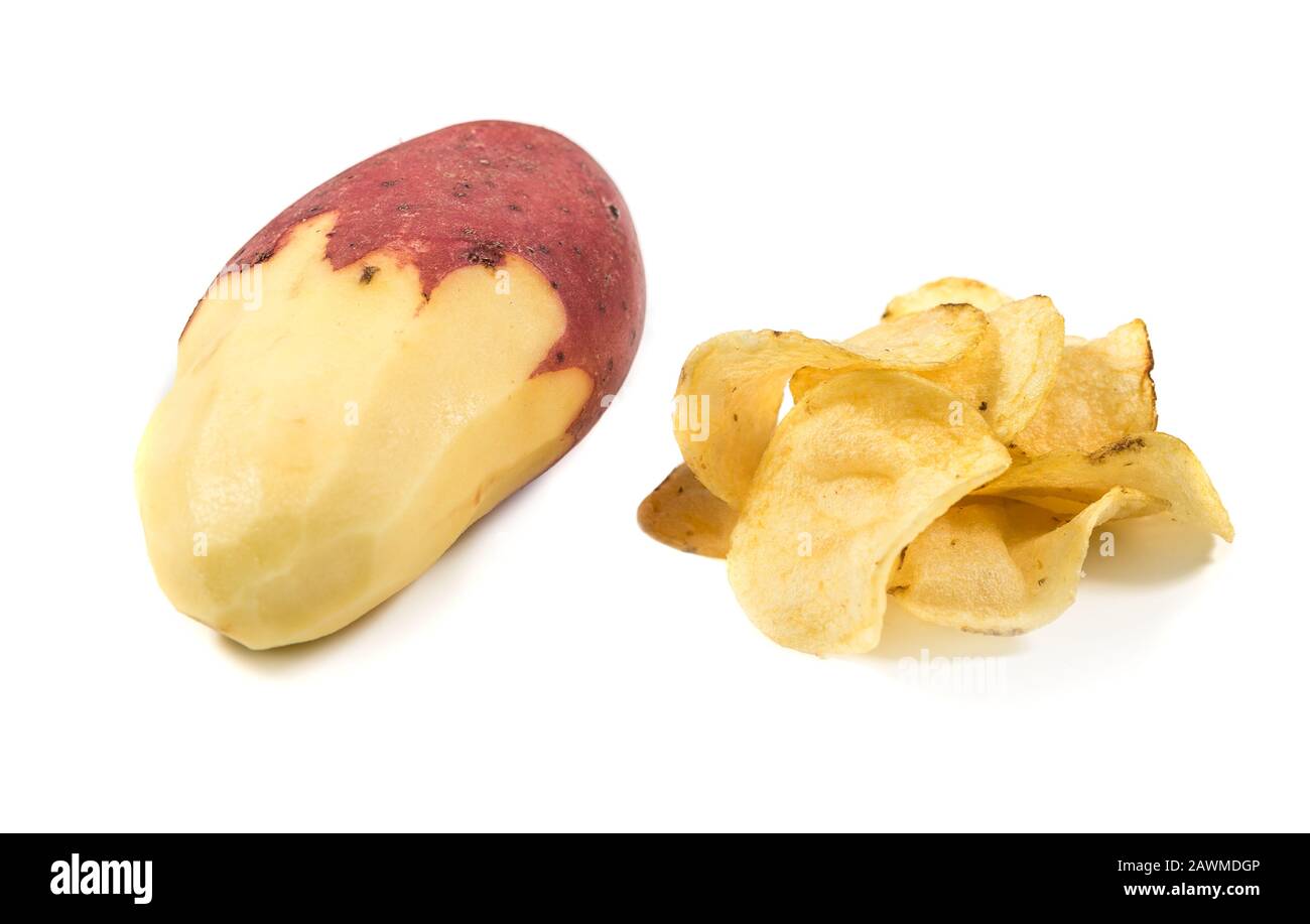 Kartoffelchips und Rohkartoffel isoliert auf Weiß. Wie man hausgemachte Pommes zubereitet Stockfoto