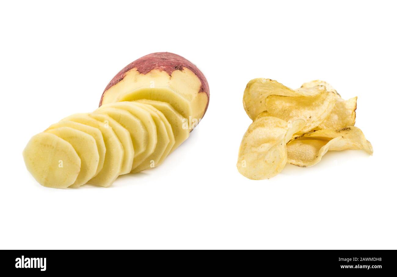 Kartoffelchips und roh geschnittene Kartoffel isoliert auf Weiß Stockfoto
