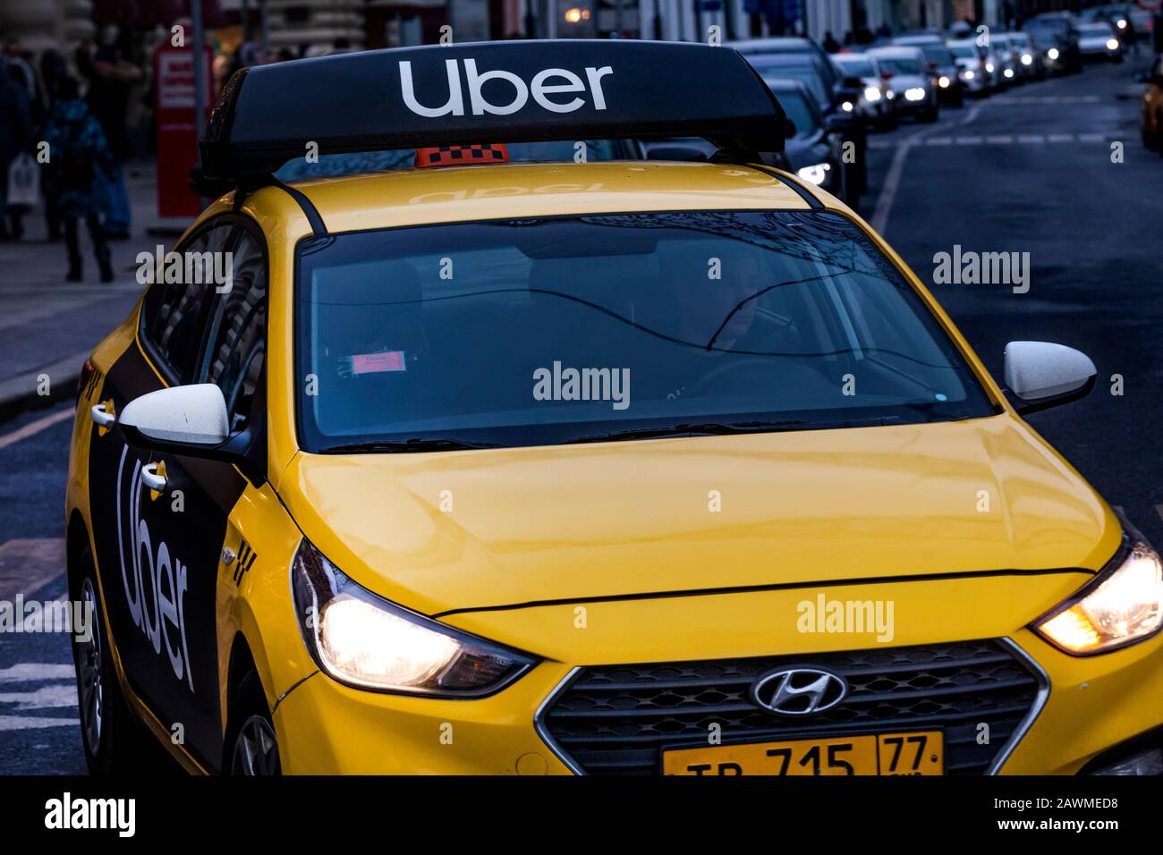 Nahaufnahme des Uber-Taxifahrzeugs, der über die Ilyinka Straße in der Nähe des Roten Platzes im Zentrum Moskaus geht Stockfoto