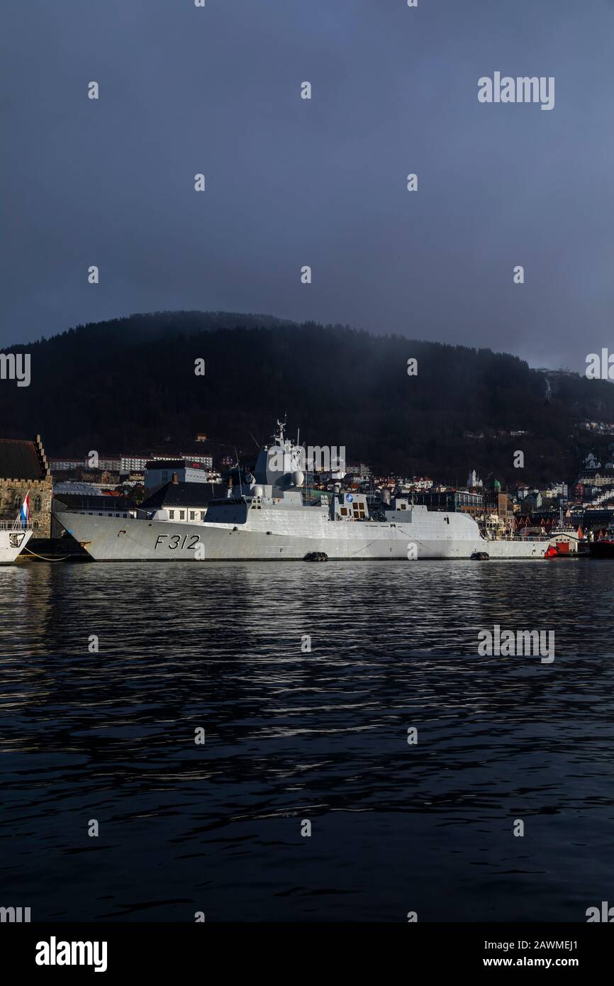 Fregatte F312 KNM Otto Sverdrup der norwegischen Fridtjof-Nansen-Klasse am Festningskaien Kai im Hafen von Bergen, Norwegen. Ein dunkler und regnerischer Wintertag. Mou Stockfoto