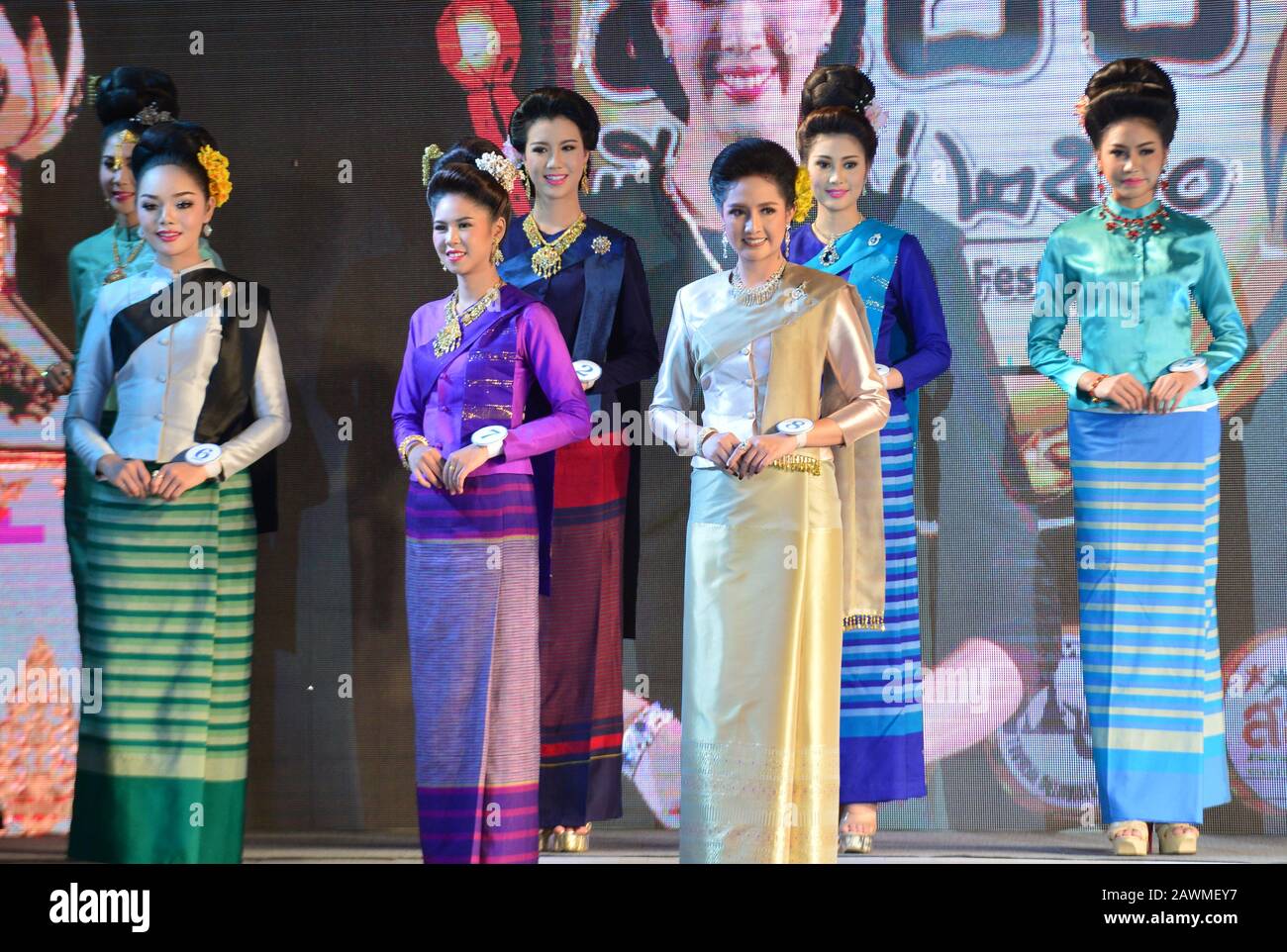 Thailändische Frauen nehmen an einem Schönheitswettbewerb während des Yee Peng Festivals in Chiang Mai, Thailand Teil Stockfoto