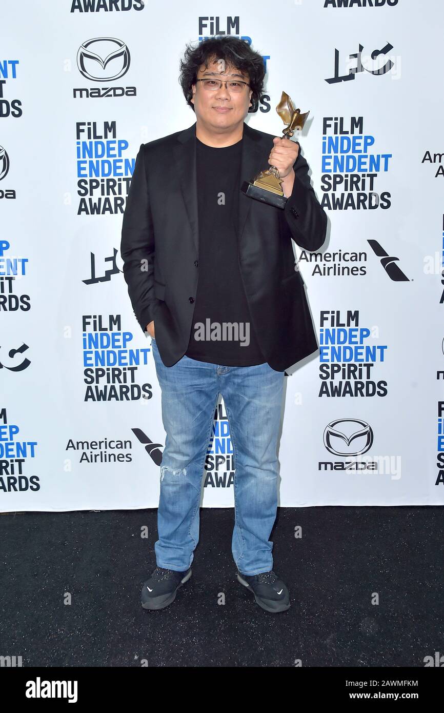 Bong Joon-ho (bester internationaler Film "Parasite") im Fotocall mit den Preisträgern der 35. Film Independent Spirit Awards 2020 im Zelt am Santa Monica Beach. Santa Monica, 8. Februar 2020. Nutzung weltweit Stockfoto