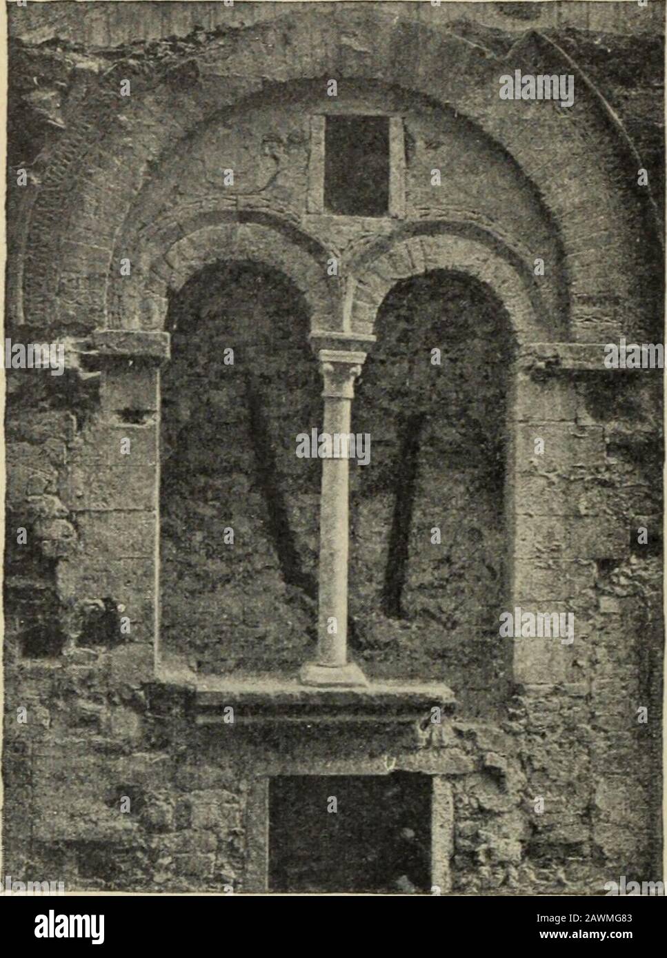 La Casa fiorentina e i suoi arredi nei secoli XV e XV. Iornate allaria aperta, sotto e intorno alle loggentilicie, che fra le disagiate pareti domestiche. Per control abitazioni costruite in quartieri meno centrali dove lo Spa - 1 Anche dovesso esisteva, era del reso molto angusto, come si vede neipalazzi Davizzi (oggi Davanzati) e Spini (oggi Ferroni). Il Cortile del PA-lazzo Spini è completamente rimoderato, mA conserva ancora le proporzio-ni antiche. Capitalo i zio non faceva difetto ed era meno prezioso, avevano unesten-sione alquanto maggiore e andavano quasi tutte fornite di uncort Stockfoto