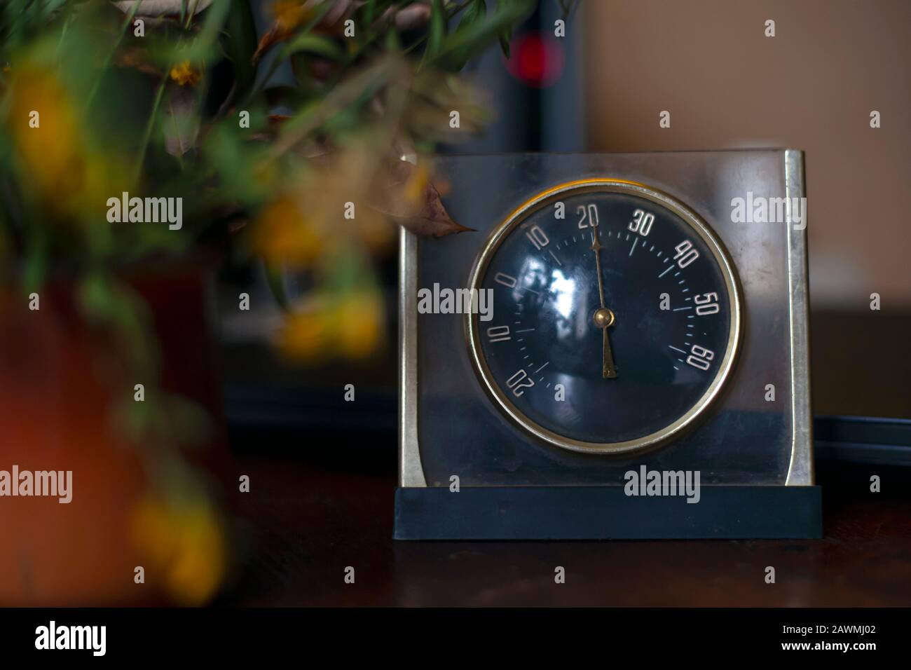 Klassische, quadratische schwarze Uhr. Retro-Uhr im Nahaufnahme. Stockfoto