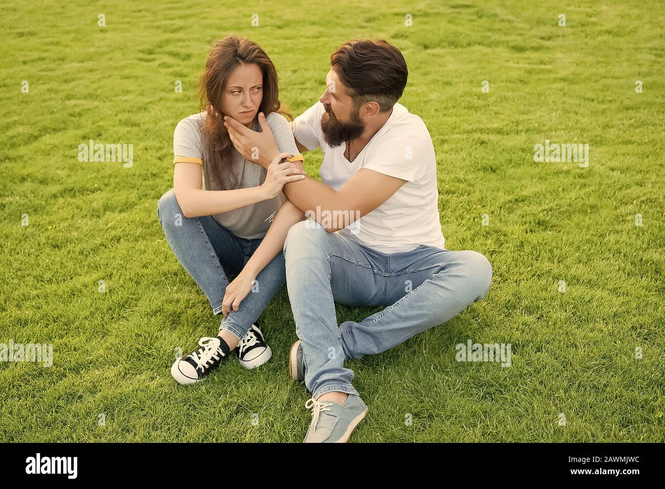 Hipster Mann Mit Bart Versuchen Madchen Zu Trosten Missverstandnis In Beziehung Beziehungen Problem Familie Paar Psychologe Aggression Und Gewalt Lassen Sie Mich Glucklich Machen Beruhren Sie Nicht Mich Stockfotografie Alamy