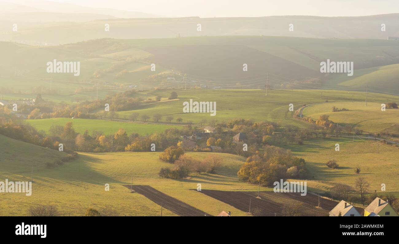 Landschaftlich schöne, sommerliche Hügellandschaft aus der Luft Stockfoto
