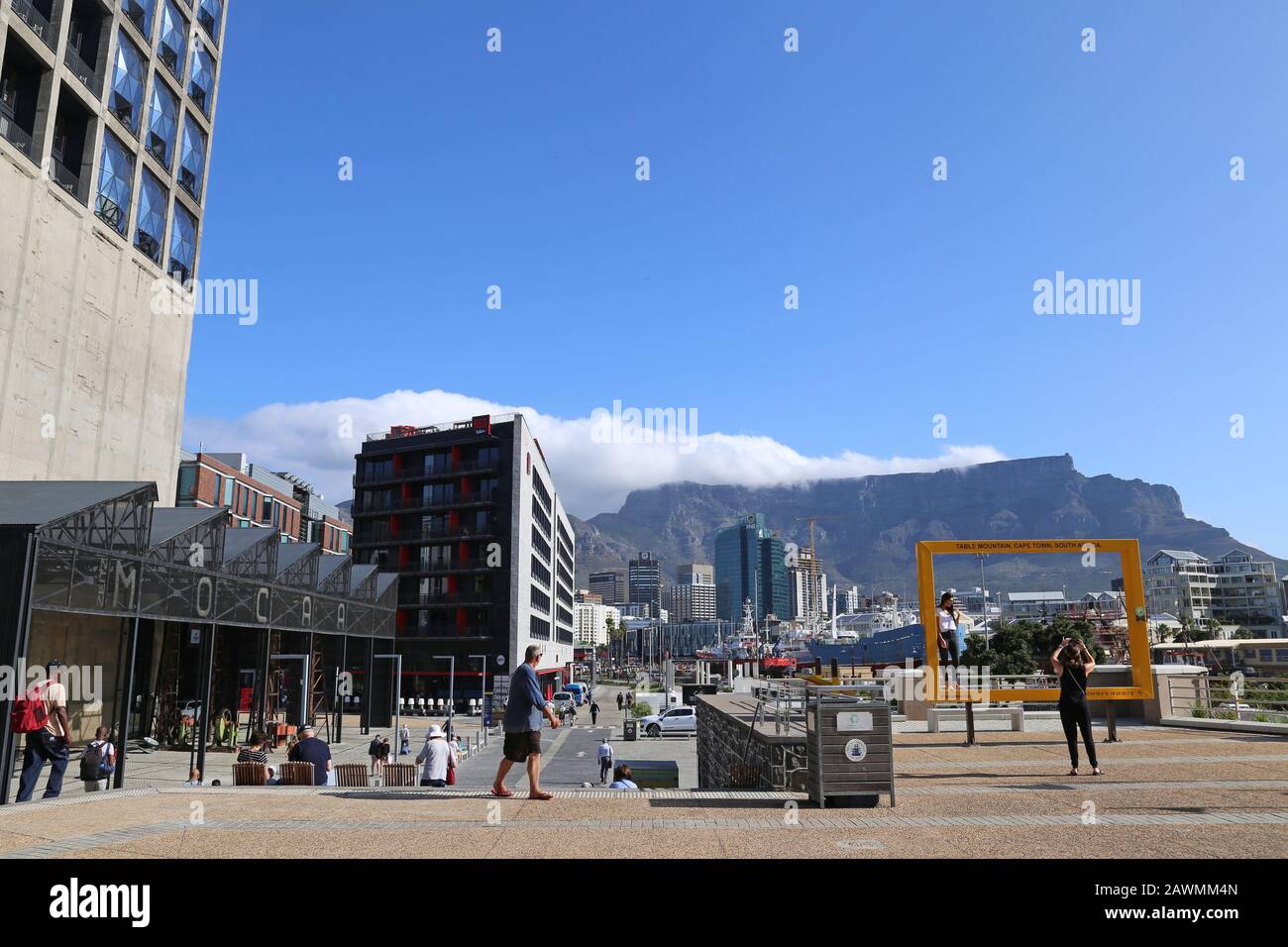 MOCAA und Radisson Red, mit Table Mountain Beyond, Silo District, V&A Waterfront, Kapstadt, Table Bay, Western Cape Province, Südafrika, Afrika Stockfoto