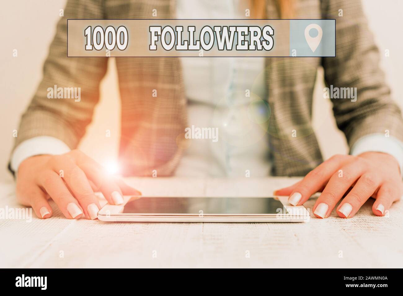 Textzeichen mit 1000 Followern. Geschäftsfoto mit einer Anzahl von Personen, die jemandem auf Instagram Business Woman folgen und mit dem Handy sitzen Stockfoto