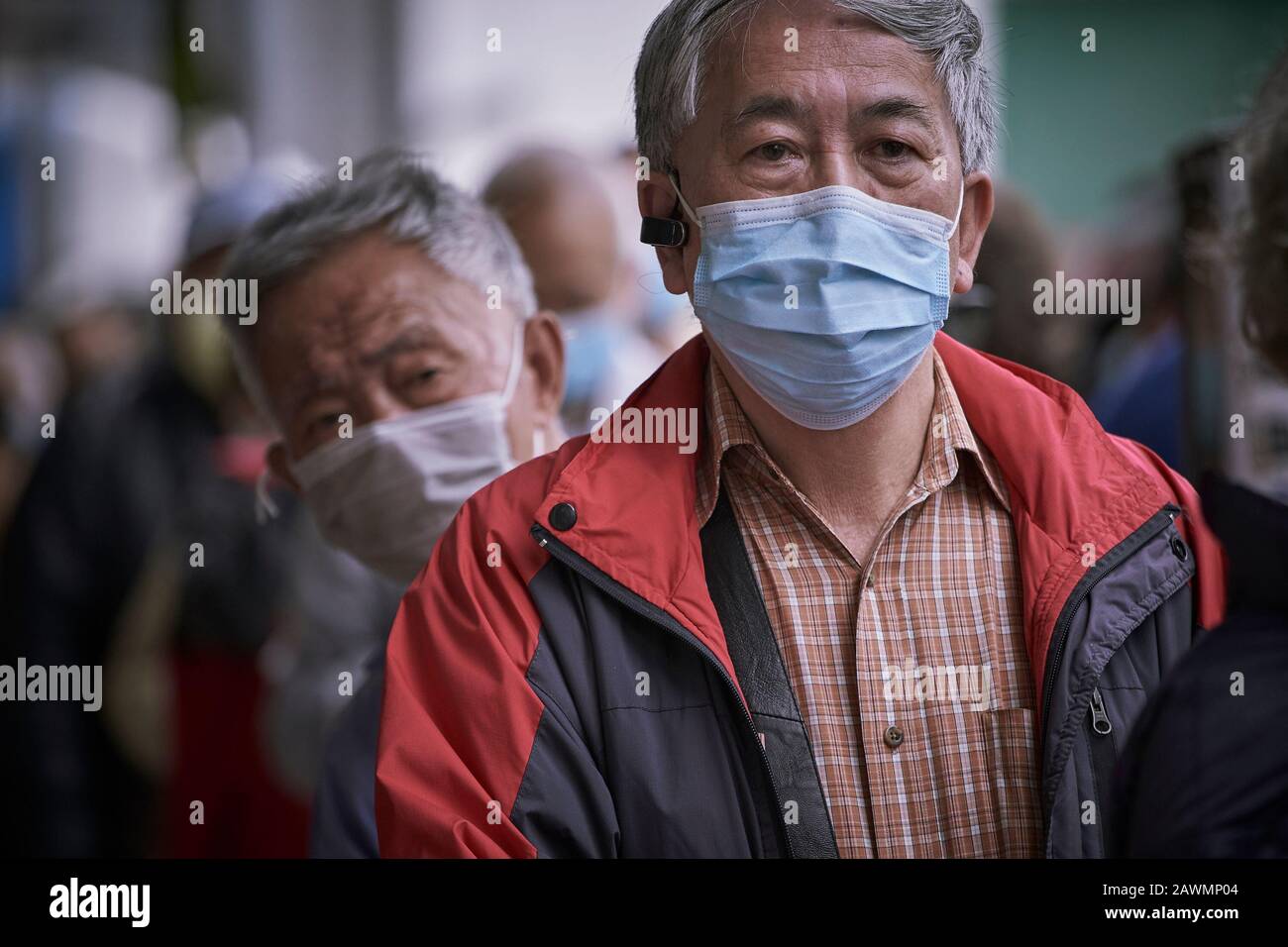 Ein alter Mann, der während des Giveaway eine chirurgische Maske trug.Giveaway von chirurgischen Masken zog Hunderte von älteren Menschen stundenlang Schlange an, unter der Angst vor dem tödlichen Corona-Virus in Hongkong. Stockfoto