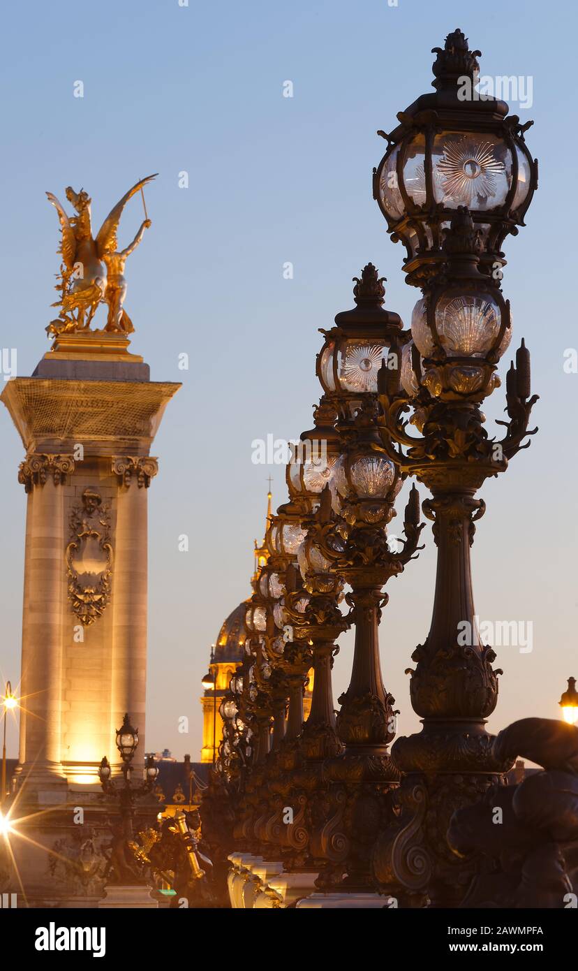 Die Lampen an der berühmten Alexander-III-Brücke am Abend in Paris. Stockfoto