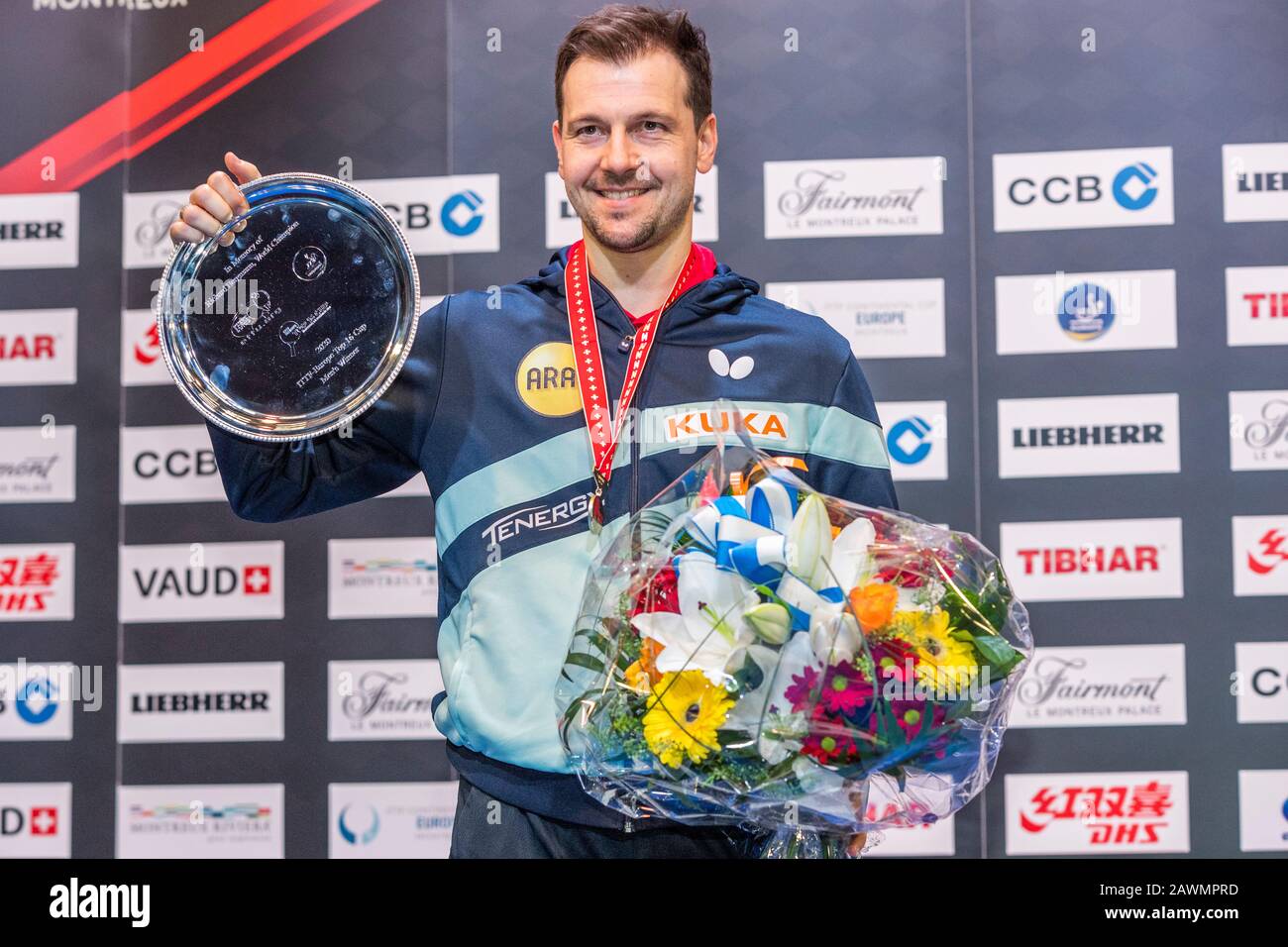 Montreux, Schweiz. Februar 2020. Lausanne, Schweiz - 2020/02/09: Timo Boll aus Deutschland erhält seine Trophäe während der Preisverleihung beim Finale des Tischtennisturniers der Herren auf dem CCB Europe Top 16 Montreux 2020 (Foto von Eric Dubost/Pacific Press) Credit: Pacific Press Agency/Alamy Live News Stockfoto