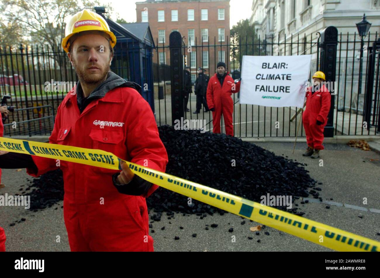 Greenpeace-Demonstranten verlassen einen Kohlehaufen vor der Downing Street, die 2005 gegen den Klimawandel protestiert. Der Premierminister hatte versprochen, die Emission von klimaschädlichen Umweltverschmutzung in Großbritannien zu reduzieren. Stockfoto