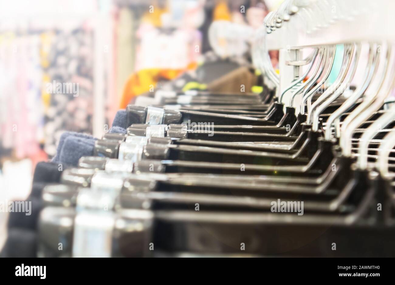 Bügel in einem Laden, Details. Stockfoto