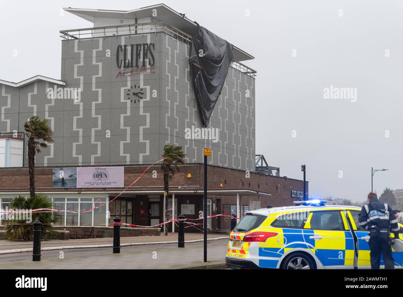 Dachdeckmaterial, das vom Dach des Cliffs Pavilion zerrissen wurde, während der Sturm Ciara das Wetter in Southend on Sea, Essex, Großbritannien beeinträchtigt. Die Polizei sperrte die Straße Stockfoto