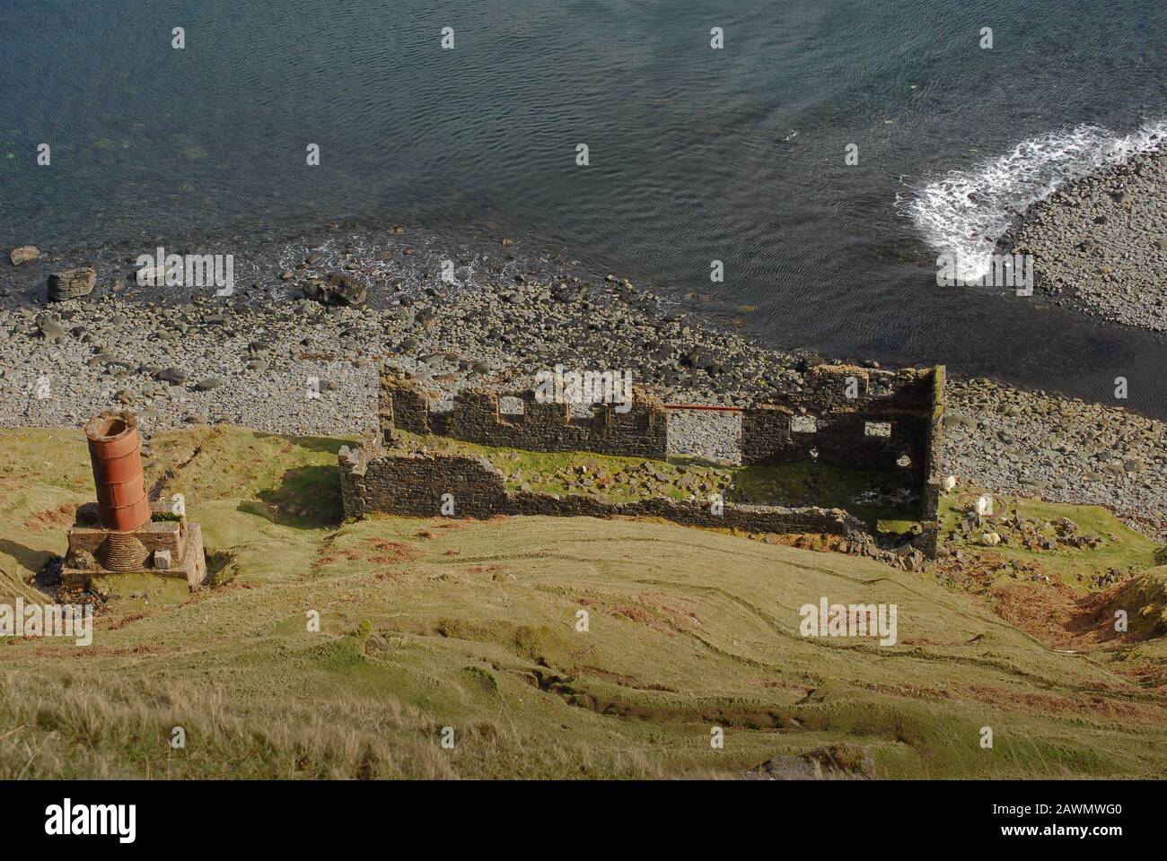 Ruinen einer Kieselfabrik in der Nähe von Lealt Falls auf der Insel Skye. Diatomit wurde bei der Herstellung von Dynamit verwendet. Stockfoto