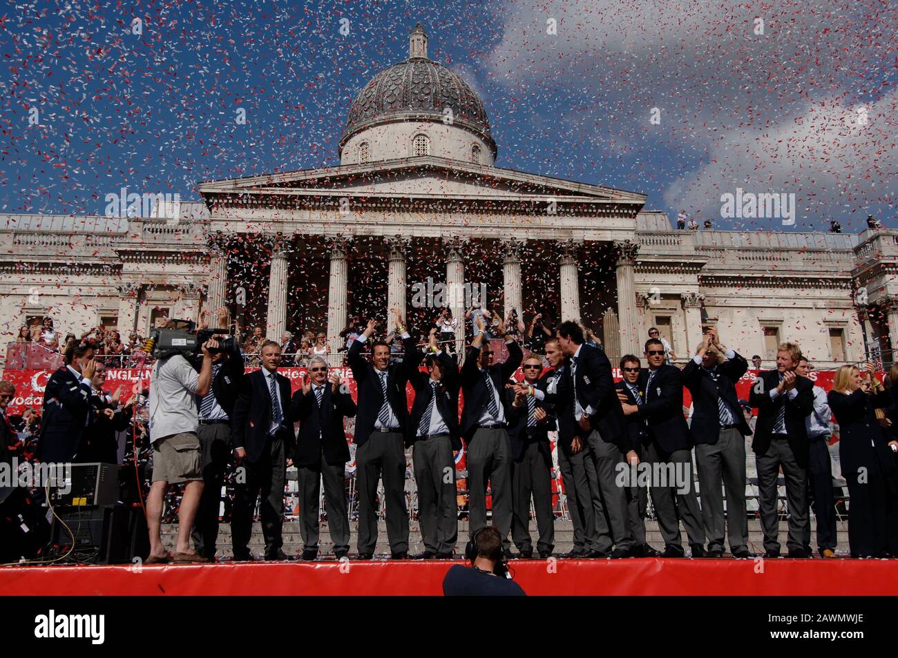 Tausende versammeln sich auf dem Trafalgar Square, London, um das England Cricket Team zu feiern und die Ashes zu gewinnen. England schlug Australien zum ersten Mal seit 1987 in einer Serie, nachdem er den letzten Test im Oval September 2005 gezogen hatte. Stockfoto