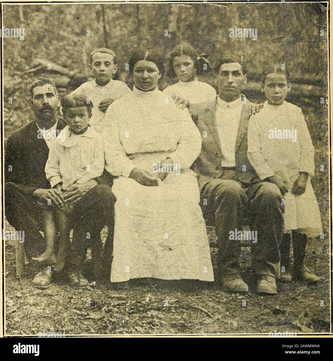 Die Croatan-Indianer von Sampson County, North Carolina: Ihre Herkunft und ihr Rassenstatus: Ein Plädoyer für separate Schulen . des TheRevolutionären Krieges, wie die Aufzeichnungen in Washington, D. C, nowshow. Er war auch ein Nachkomme auf der Mutterseite des LateNicholas Emanuel. Er hat vor den Bezirksästen von North Carolina und Cumberland County zufriedenstellend nachgewiesen, dass Zisfrau mindestens zwei Drittel Inder war. Er hat eine Urkunde, die von den Beamten des Cumberland County unterzeichnet wurde und bescheinigt diese Tatsachen. Die Bürgermeister sollen Nachfahren von Manteo sein, dem thefreundlichen indischen Chef der historischen Zeit. (Siehe McMillans Stockfoto