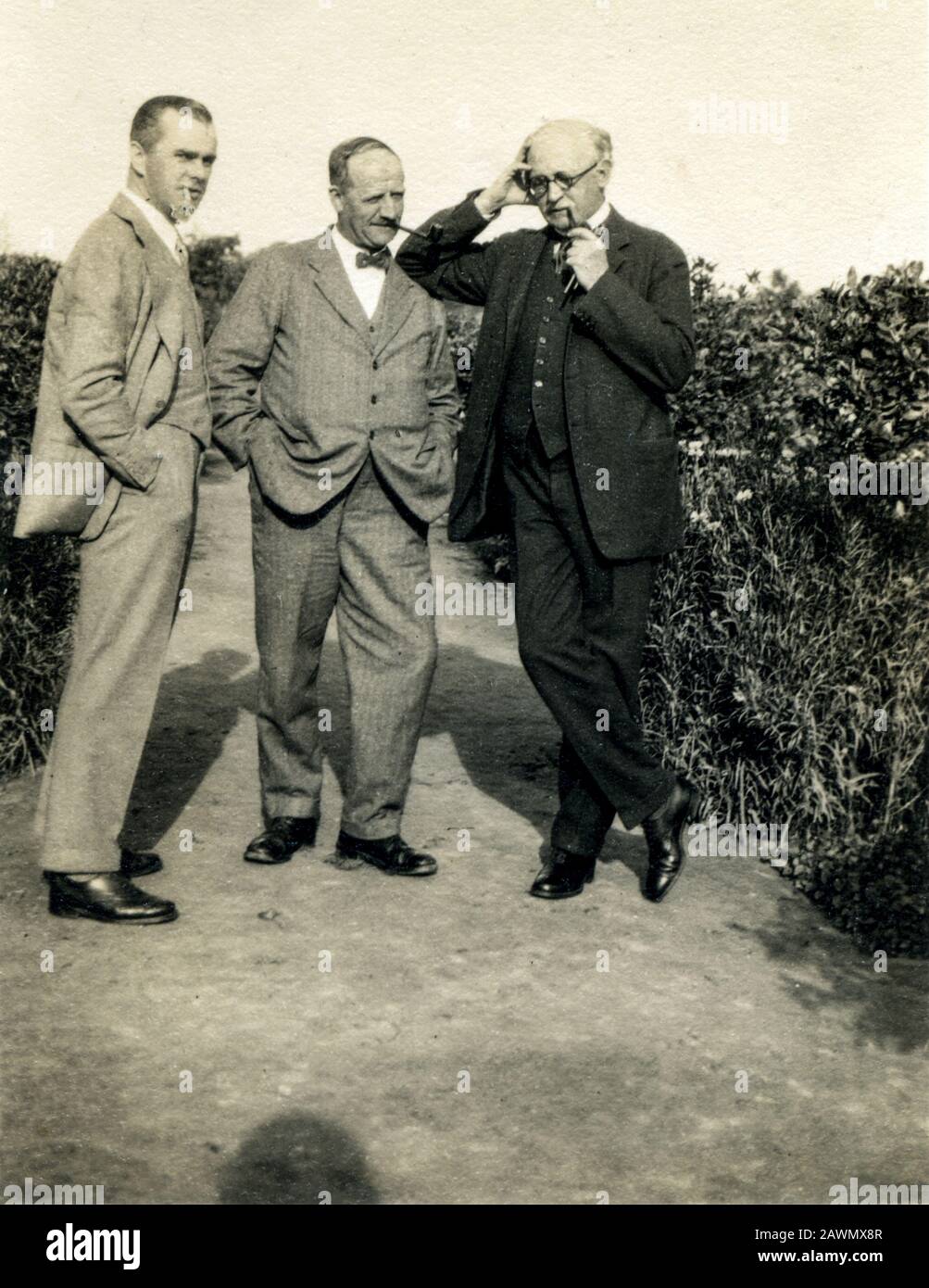 Von links nach rechts, A.G Shoosmith, William Mustoe (Gärten) - Sir Edwin Lutyens.Gartenplanung.Bild aus EINER G Shoosmith Familiensammlung, aufgenommen von Frau Majorie Shoosmith - EINER G Shoosmith Ehefrau.der Bau von Rashtrapati Bhavan Foto vom Architekten A. G. Shoosmith OBE (verliehen 1930) . 1888-1974,Er war der Vertreter von Edwin Lutyens in Neu-Delhi, wo er ab 1920-1931 als ständiger Vertreter von Edwin Lutyens in Neu-Delhi arbeitete und für den Bau des Viceroy-Hauses verantwortlich war, jetzt gingen Rashtrapati Bhavan Lutyens und Herbert Baker nur 2 Monate im Jahr aus Stockfoto