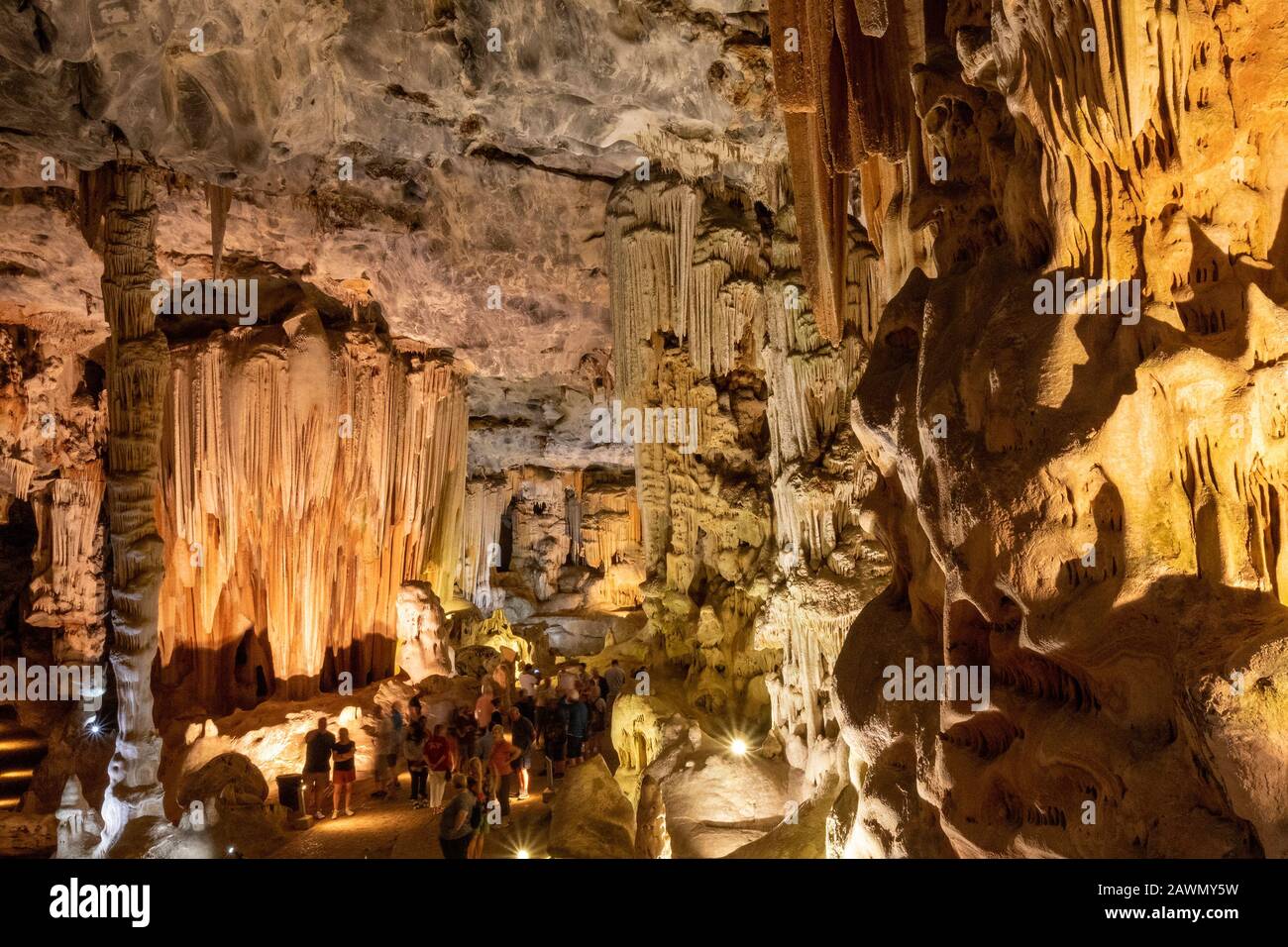 Eine Gruppe von Touristen, die die Höhlen von Cango in der Nähe von Oudtshoorn, Provinz Westkap-Provinz, Südafrika besuchen Stockfoto