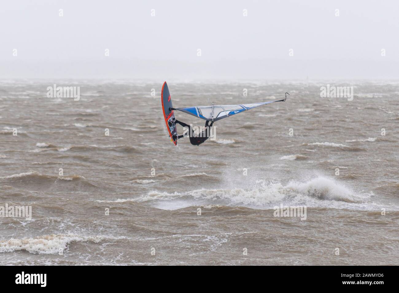 Ein Windsurfer, der auf rauer See in die Luft in der Themsemündung sprang, während der Sturm Ciara das Wetter in Southend on Sea, Essex, Großbritannien beeinträchtigt. Copyspace Stockfoto
