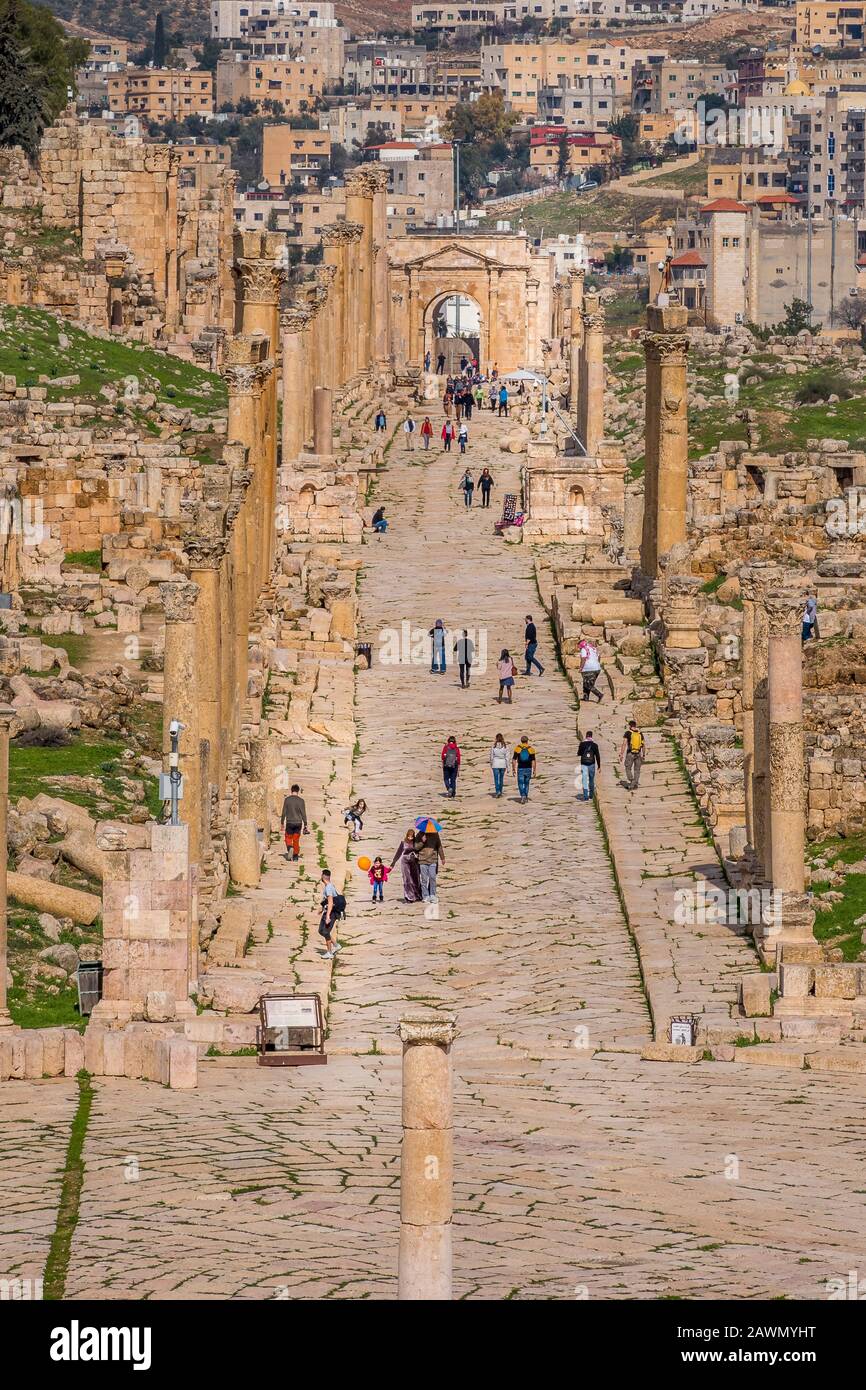 Kolonnadenstraße in der alten römischen Stadt Jerash Jerash, Jordanien, 27. Januar 2020 Stockfoto