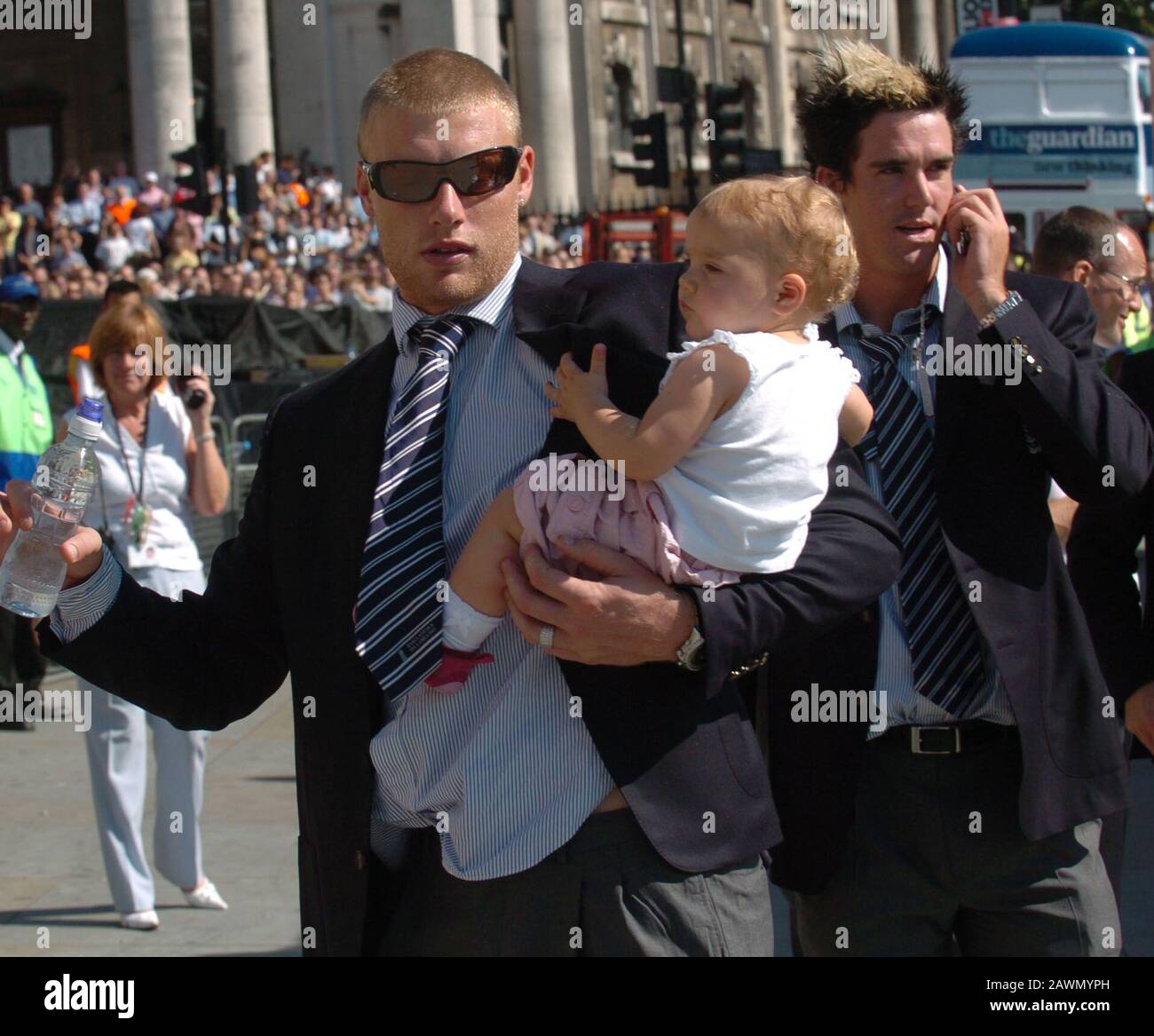 Tausende versammeln sich auf dem Trafalgar Square, London, um das England Cricket Team zu feiern und die Ashes zu gewinnen. England schlug Australien zum ersten Mal seit 1987 in einer Serie, nachdem er den letzten Test im Oval September 2005 gezogen hatte.Freddie Flintoff mit Tochter Holly. Stockfoto