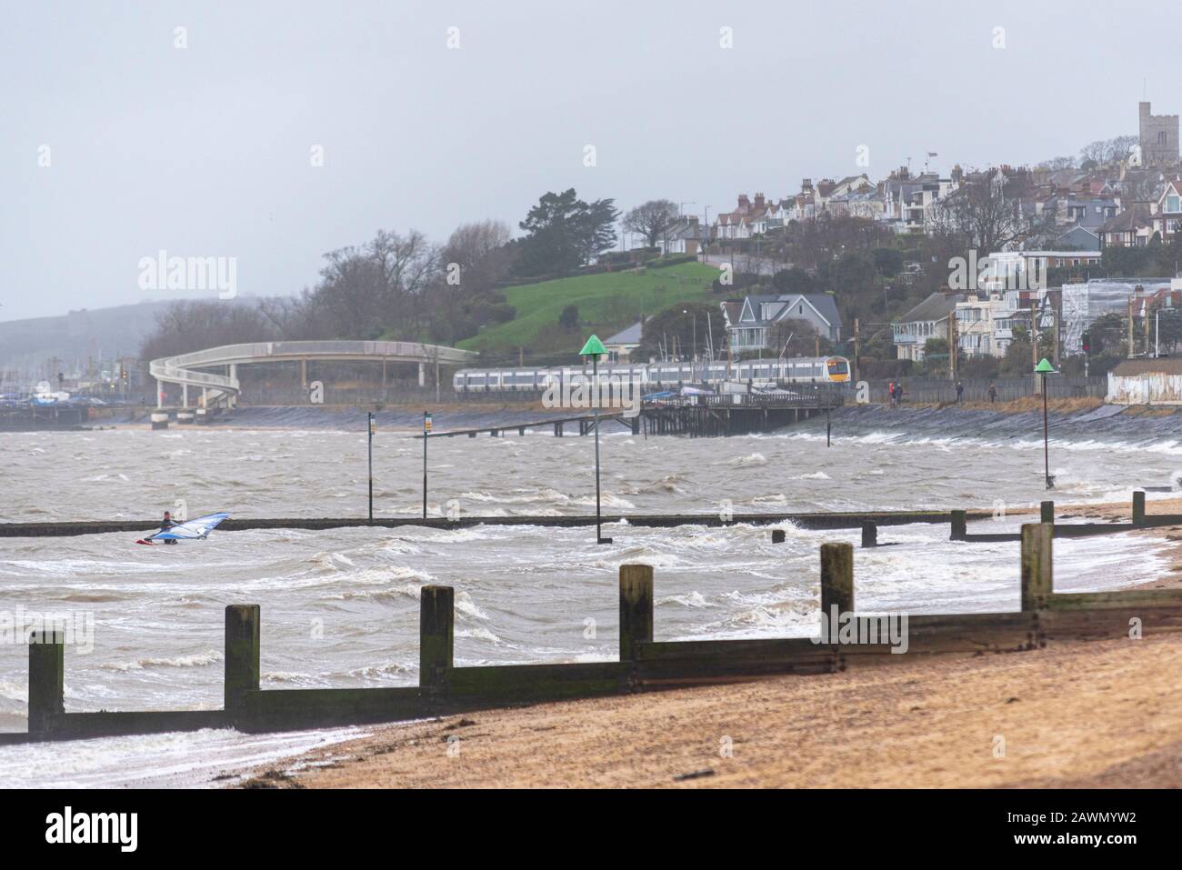 C2C-Zug entlang der Küste mit abgehackenem Meer, während der Sturm Ciara das Wetter in Southend on Sea, Essex, Großbritannien beeinträchtigt. Unterbrechung des Transports Stockfoto