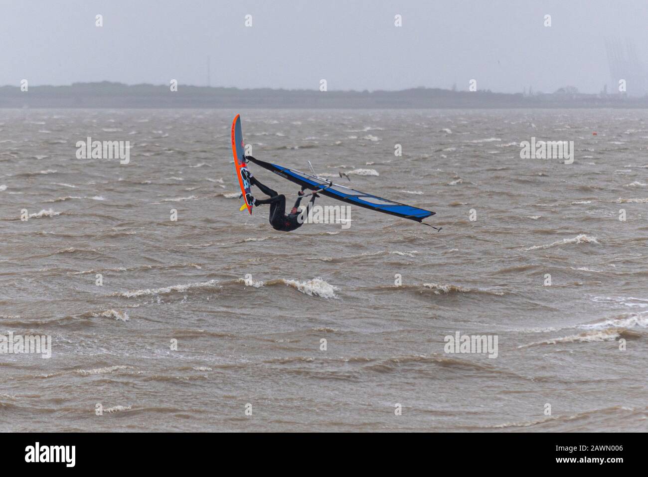 Ein Windsurfer, der auf rauer See in die Luft in der Themsemündung sprang, während der Sturm Ciara das Wetter in Southend on Sea, Essex, Großbritannien beeinträchtigt. Fliegen Stockfoto