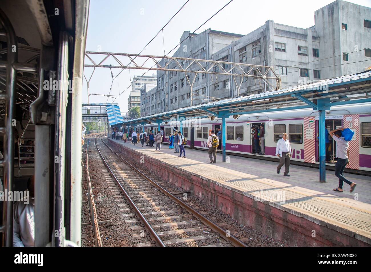 Mumbai Maharashtra Indien 4. Januar 2020 Mumbai Lokalzug des westlichen Eisenbahn-Grand-Road-Bahnhofs indische Eisenbahn in der Stadt mumbai Indien. Stockfoto