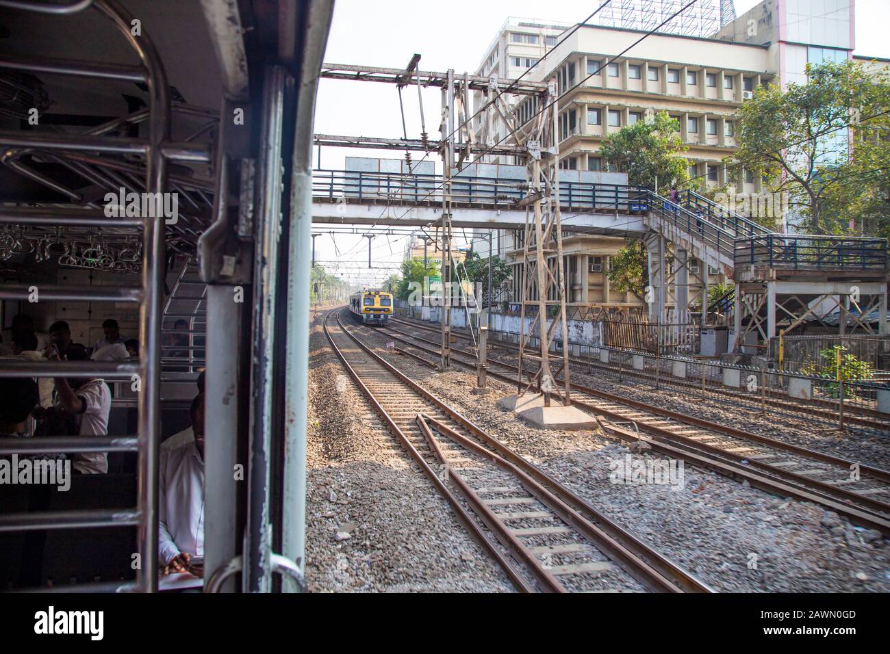 Mumbai Maharashtra Indien 4. Januar 2020 Mumbai Lokalzug des westlichen Eisenbahn-Grand-Road-Bahnhofs indische Eisenbahn in der Stadt mumbai Indien. Stockfoto