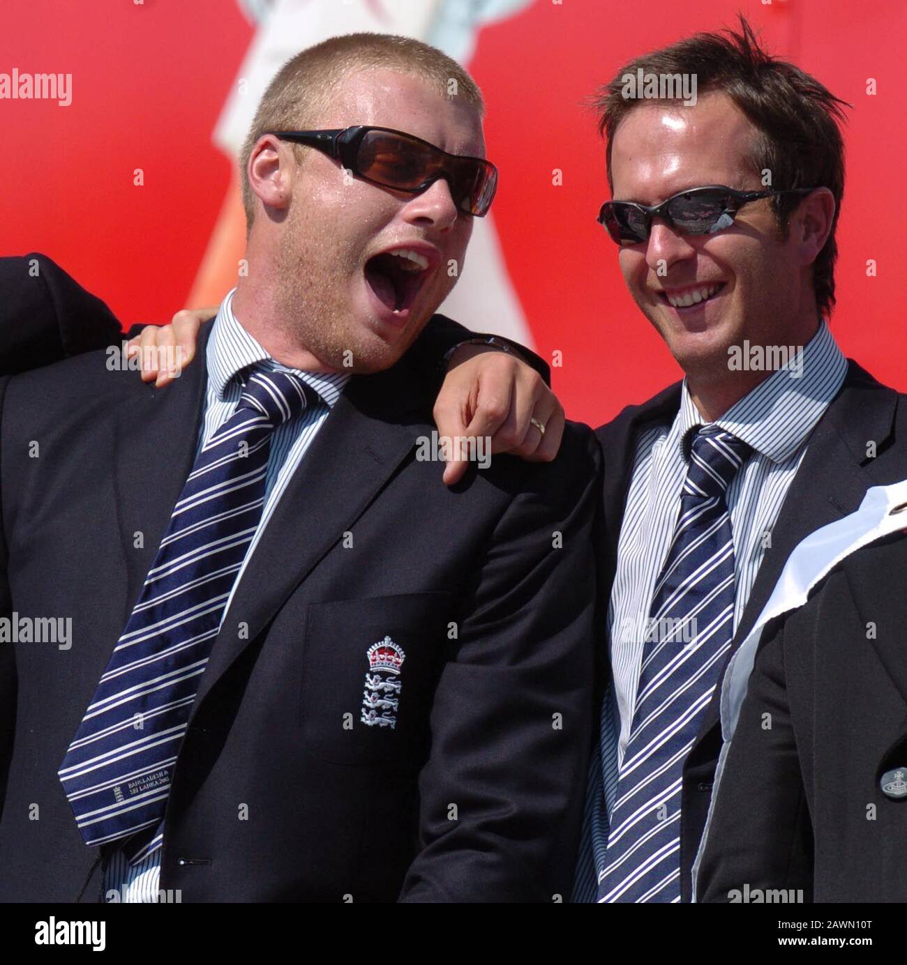 Tausende versammeln sich auf dem Trafalgar Square, London, um das England Cricket Team zu feiern und die Ashes zu gewinnen. England schlug Australien zum ersten Mal seit 1987 in einer Serie, nachdem er den letzten Test im Oval September 2005 gezogen hatte. Freddie Flintoff mit Kapitän Michael Vaughan. Stockfoto