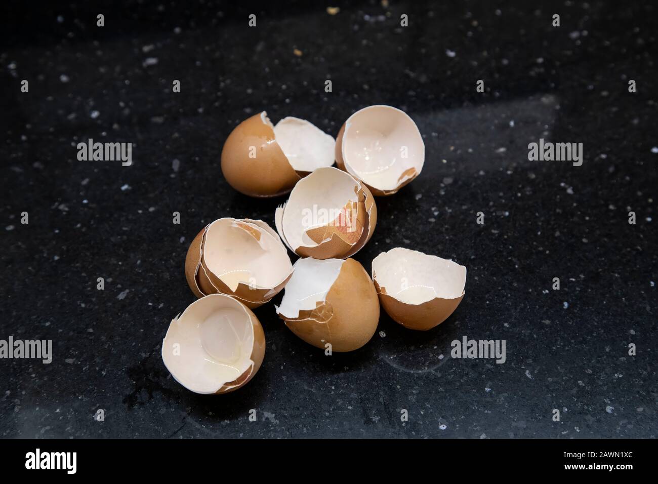 Auberginen aus sechs Eiern auf einer Küchenoberfläche, nachdem sie für die Zubereitung und das Kochen von Speisen verwendet wurden Stockfoto