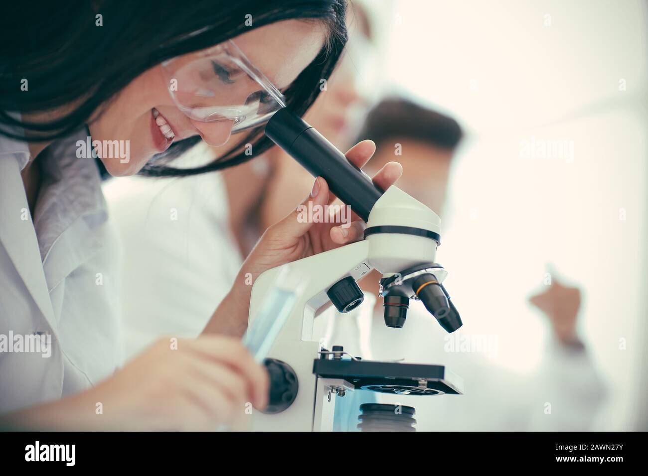 Nahaufnahme: Wissenschaftlerin testet einen Coronavirus-Impfstoff Stockfoto