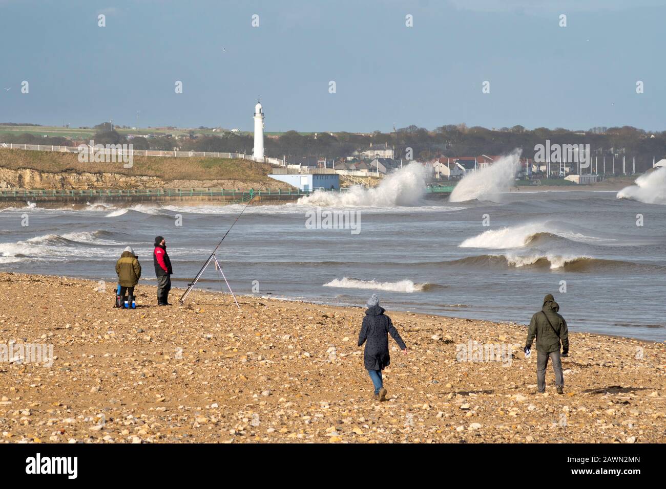Menschen, die am Strand von Roker angeln und mit großen Wellen laufen, die während des Storm Ciara, Sunderland, England, Großbritannien 09. Februar 2020 brechen Stockfoto