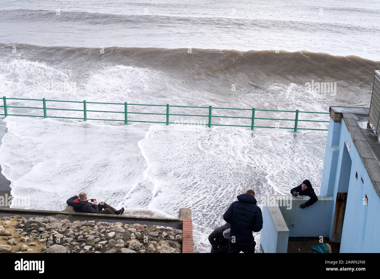 Menschen, die Wellen meiden, die während des Sturms Ciara in Seaburn, Sunderland, England, Großbritannien, 09. Februar 2020 über die Meeresverteidigung brechen Stockfoto