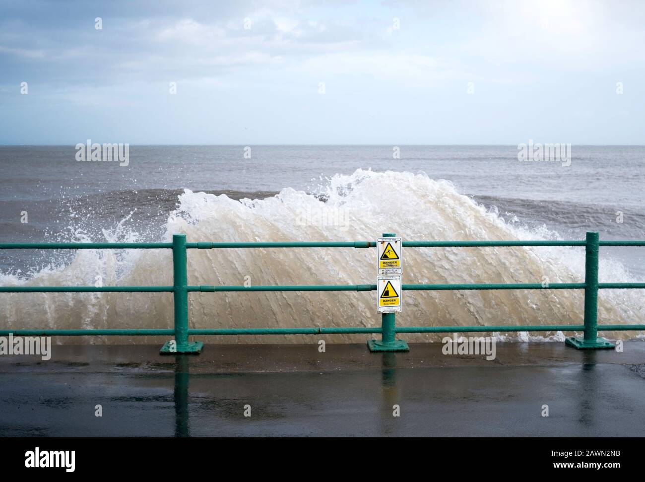 Warnschilder und Wellen, die während des Sturms Ciara in Seaburn, Sunderland, England, Großbritannien, 09. Februar 2020 über die Seeverteidigung brechen Stockfoto