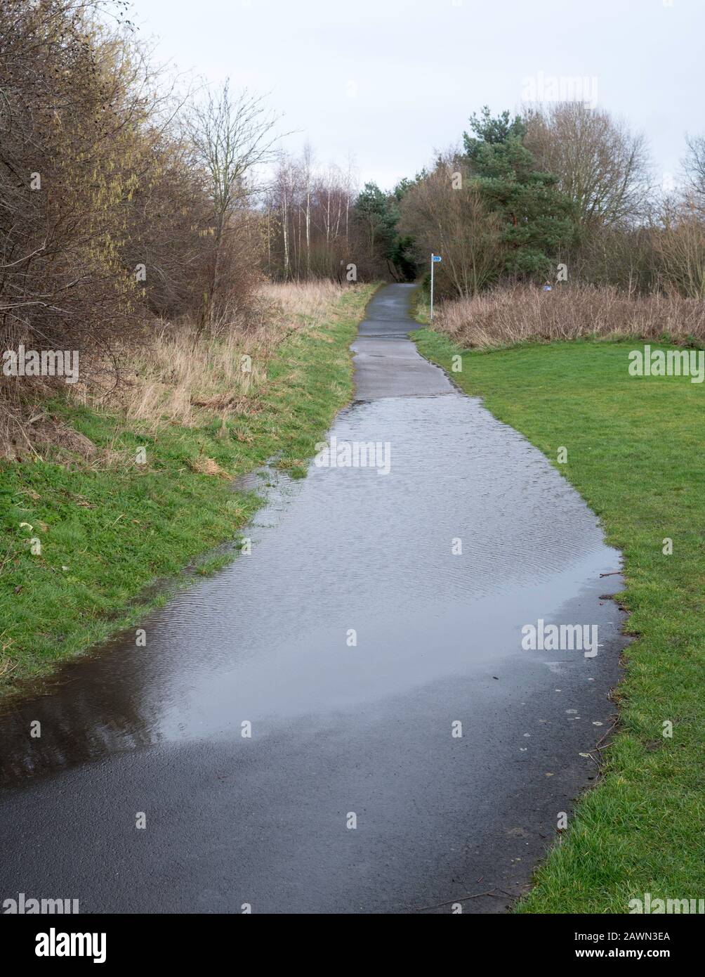 Ein Abschnitt der Küste bis zur Küste des C2C-Radweges überflutete nach starkem Regen in Washington, England, Großbritannien Stockfoto