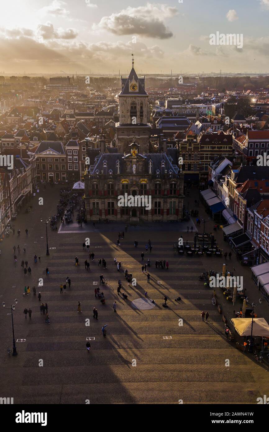 Delft, Niederlande, Holland, 18. Januar 2020. Draufsicht von der neuen Kirche (Nieuwe Kerk) Glockenturm von Stadhuis (Rathaus) (Renaissancestil Stockfoto