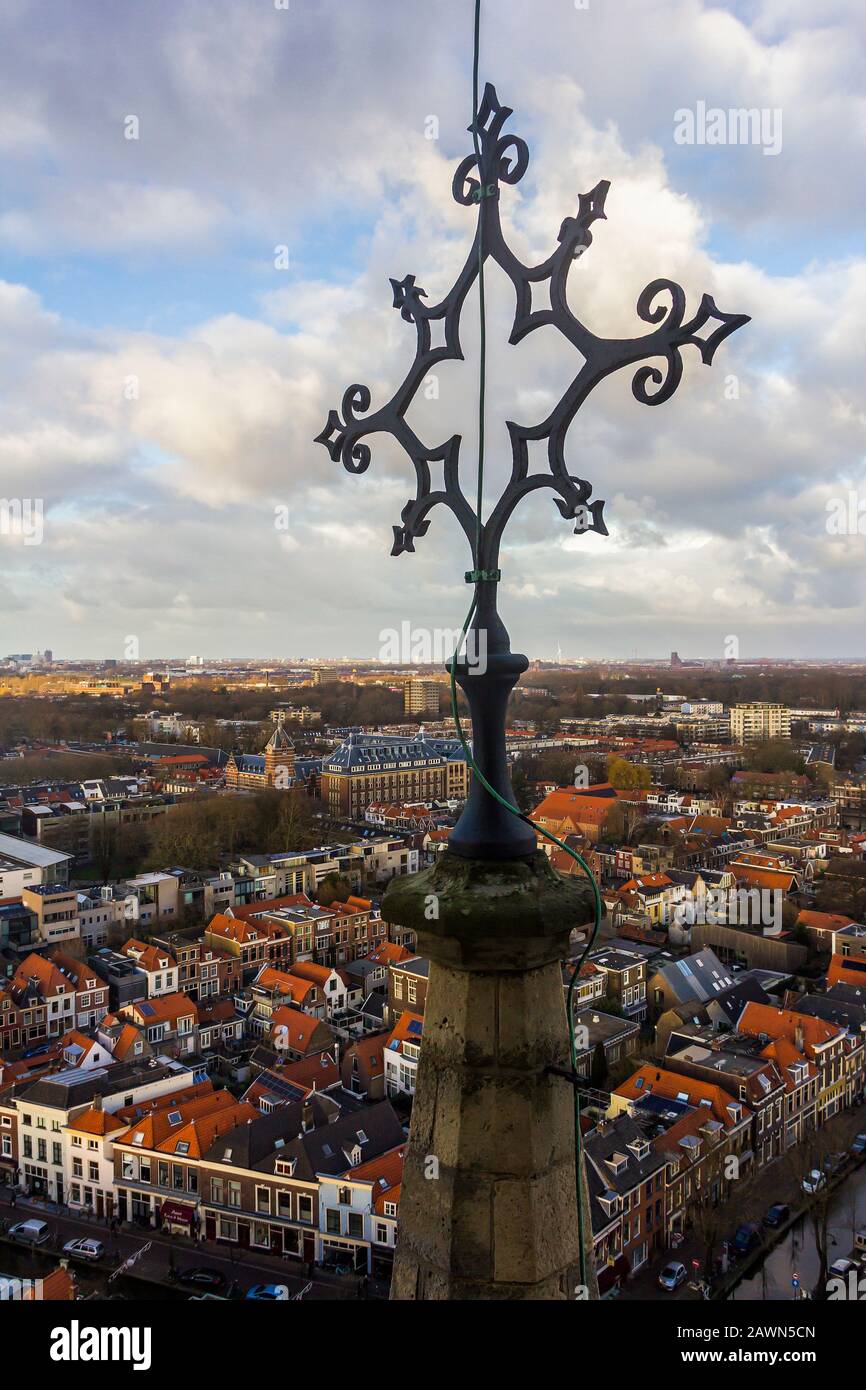 Delft, Niederlande, Holland, 18. Januar 2020. Draufsicht von der New Church (Nieuwe Kerk) Bell Tower von Kanal und Straße, traditionellen Häusern und PA Stockfoto