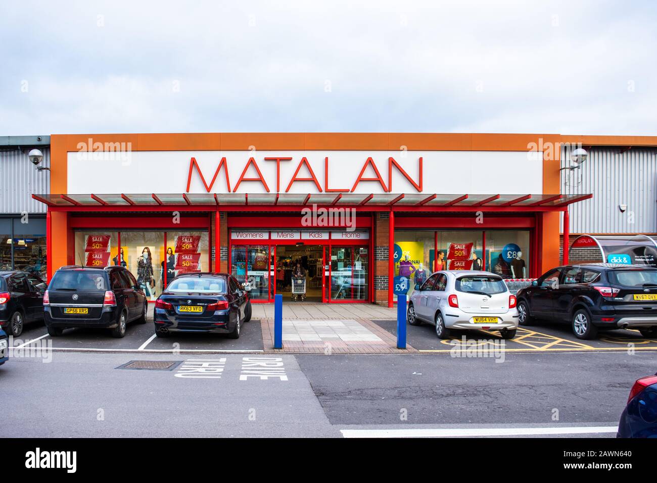 Vor einem Matalan-Mode- und Homewares-Geschäft in Trowbridge Wiltshire Stockfoto