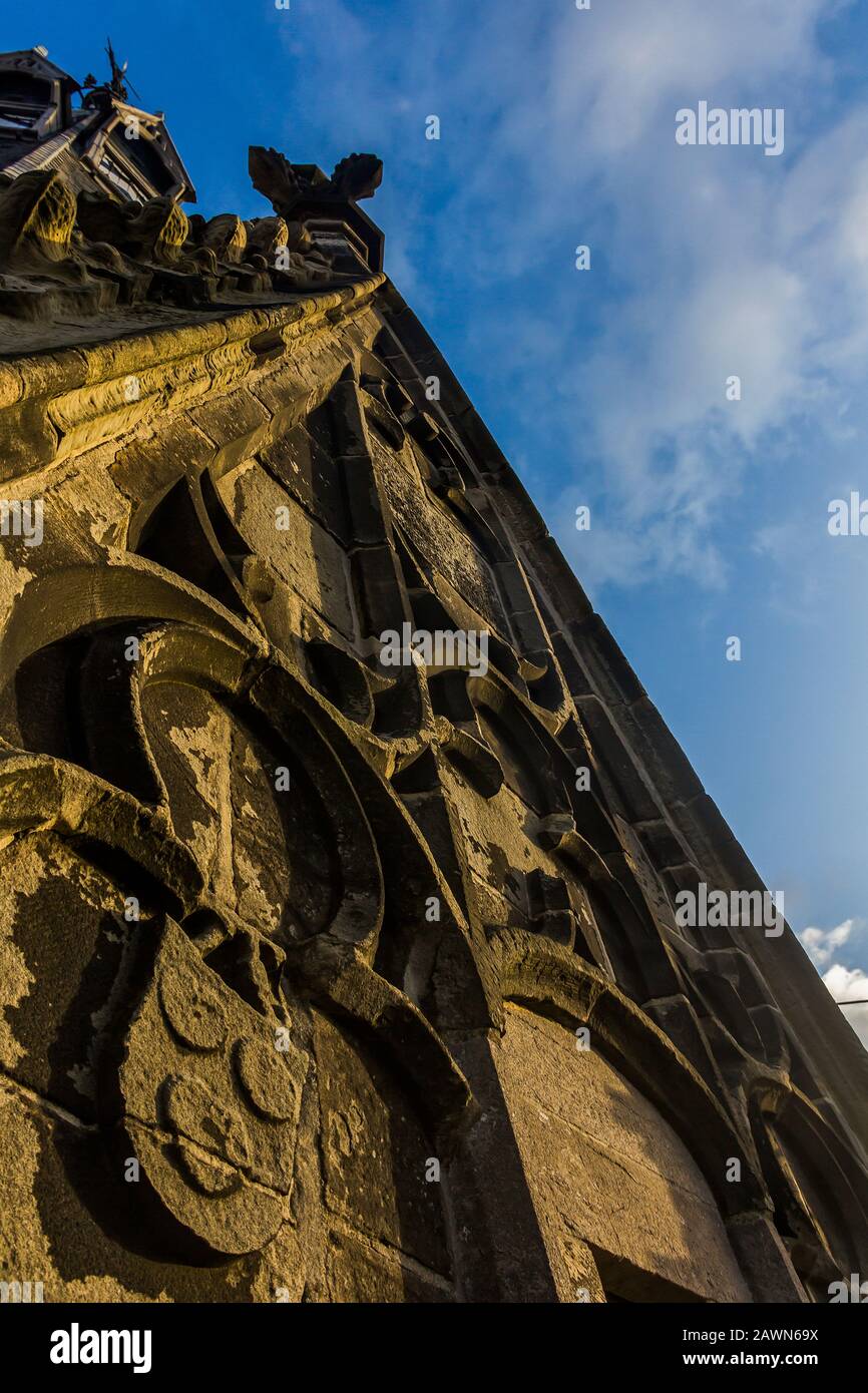 Delft, Niederlande, Holland, 18. Januar 2020. Blick auf die neue Kirche (Nieuwe Kerk), architektonisches Dekor des Glockenturms (Details) und Turmuhr Stockfoto