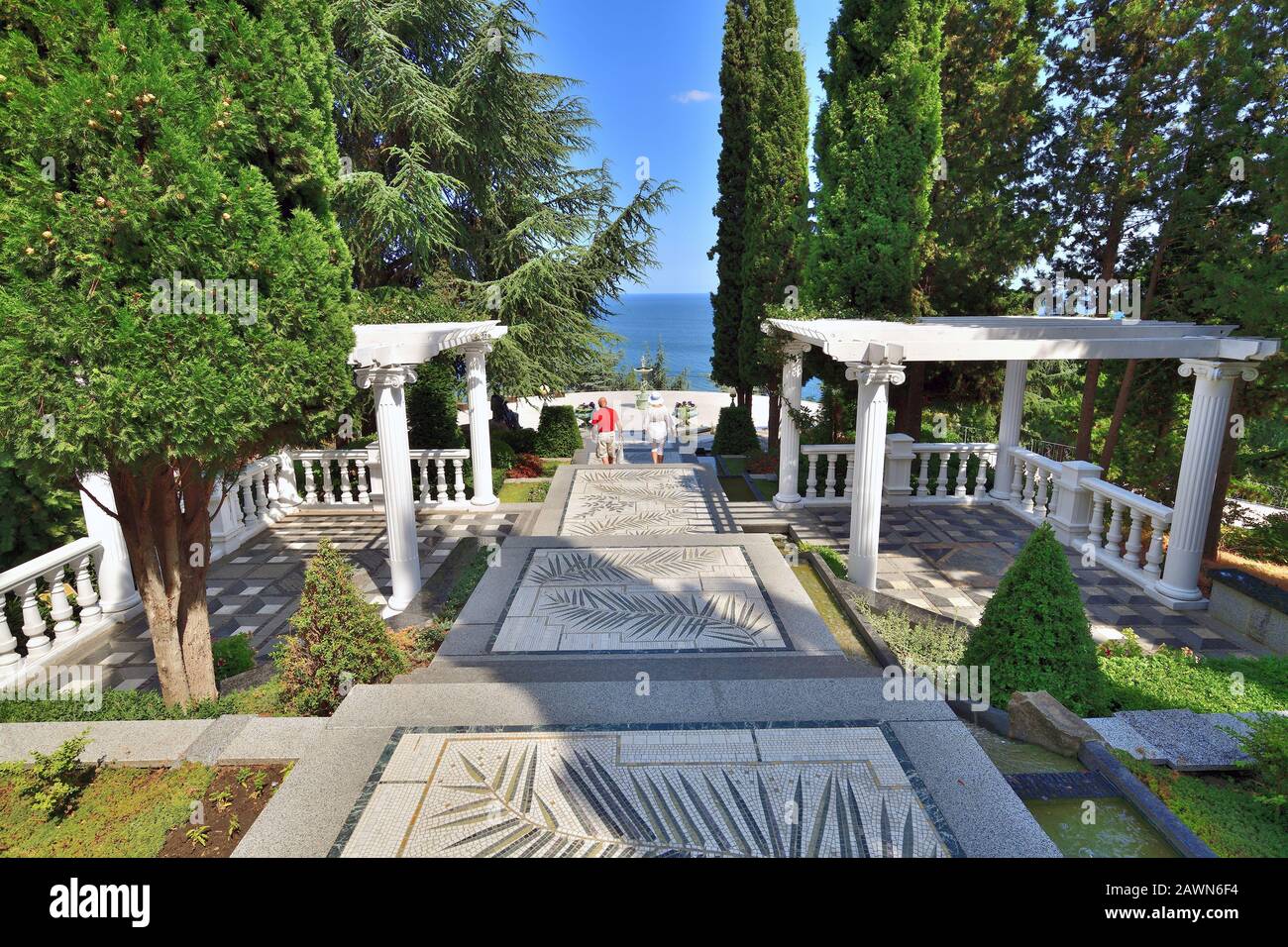 Partenit, Krim - 8. Juli. 2019. Hauptallee in Park Landschaft Kunst Aivazovskoe Stockfoto